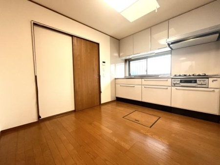 �L�b�`�� ���������ӂ��V�X�e���L�b�`���B�L�x�Ȏ��[�ŉƎ����X���[�Y�B�����̗����������I�ɁA�Ƒ��Ƃ̎��Ԃ������Ƒ�؂ɂł����Ԃł��B