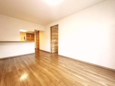 ���r���O LDK�͂��Ƒ����ꏏ�ɉ߂�����؂ȋ�Ԃł��B�����������Ȃ���Ƒ��̊炪������ΖʃL�b�`���ƃ_�C�j���O�A�����Ăʂ�����������閾�邢���r���O�������A�Ƒ��̂₳�����J���[�܂�Ԏ��ƂȂ��Ă��܂��I