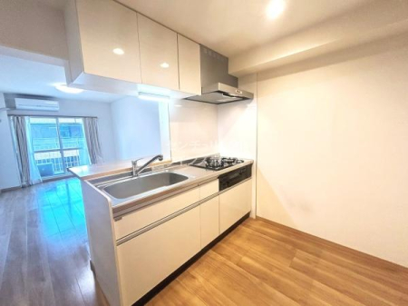 �L�b�`�� �z���C�g�x�[�X�̐������̂���V�X�e���L�b�`���B�����������͂������Ă���Ƃ������Ƒ��Ƃ̃R�~���j�P�[�V�������e�ސl�C�̑Ζʎ����̗p���܂����I�������������Ȃ��悤�ɔz�u���ꂽ���K�ȃL�b�`���X�y�[�X�ł��B