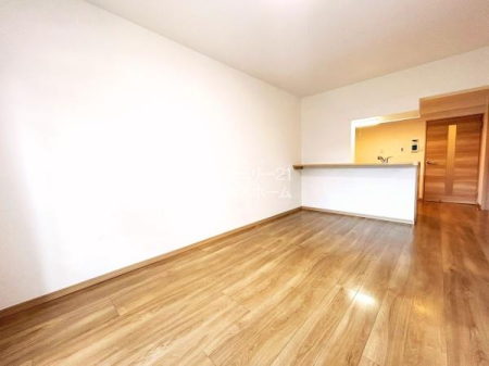 ���r���O �����𔒁~���ł܂Ƃ߂��Z�ݎ�̊������f����V���v�����_����LDK�B�Y��Ȓ����`�̃��r���O�Ȃ̂Ń\�t�@��e�[�u���̃��C�A�E�g�����R�Ɋy���߂܂���I