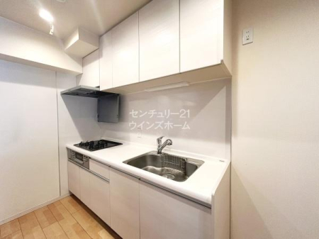 �L�b�`�� ������ɂ����u�₩�ȃV�X�e���L�b�`���͕Ǖt���^�C�v���̗p���܂����I�������ɏW���ł����Ԃ̂��񋟂ł��I�������������Ȃ��悤�z�u���ꂽ���K�ȃL�b�`���X�y�[�X�ƂȂ��Ă��܂��B