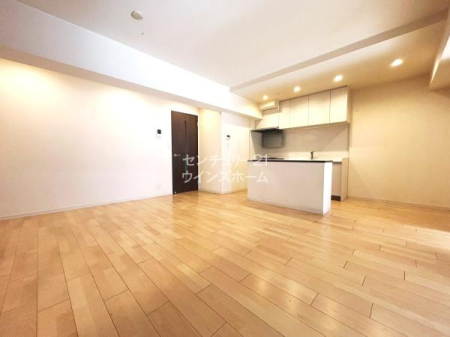 ���r���O ���Ƃ̎���ł���LDK��15���Ƃ������I�����𔒂ƒ��F�ł܂Ƃ߂��Z�ݎ�̊������f����V���v�����_���ȋ�ԂƂȂ��Ă��܂��B�\�t�@��e�[�u���̃��C�A�E�g�����R�Ɋy���߂܂���I