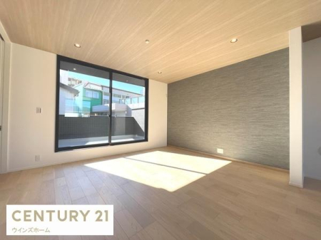 ���r���O 22.8���̍L�XLDK�͉Ƒ��S�����������Ƃ��낰���Ԃł��B���r���O�ƃ_�C�j���O�����R�Ɏg���������邽�߁A�l�X�ȃ��C�t�X�^�C���ɑΉ����܂�!