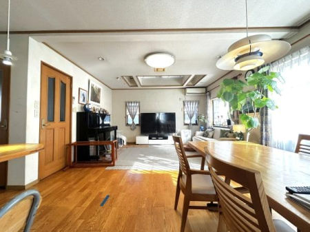 ���r���O ���邭�J���I�ȃ��r���O�����́B���R���ɕ�܂��S�n�悢��ԂŁA���X�̕�炵�����L���ɂȂ�܂��B