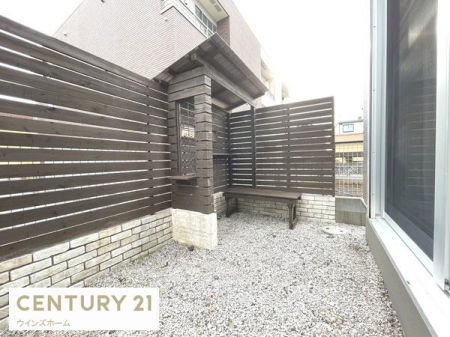 �� ������̕����ɂ́A�~�n���ɂ�������p�ӂ���Ă��܂��I�O����̎������Ղ�悤�ȖډB���ǂ����݂���Ă���A���Ƒ��₨�F�B�Ƃ̃v���C�x�[�g���Ԃ�S�u���Ȃ����i������e���̋�ԂƂ������܂��B