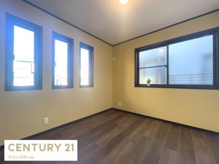 �m�� 2�ʍ̌��̖��邢�m���B�q�������ɂ��҂�����ł��I