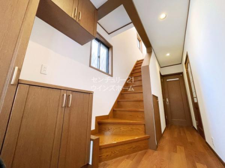 ���� �Ƃ̑���ۂ����߂�G���g�����X�͂����L���C�ɂ��Ă����������́B�����Ō��ւɂ͎��[�͂̍����V���[�Y�{�b�N�X�������I�J�E���^�[�����ɂ��Ԃ�ʐ^�������Ă������ł��ˁI