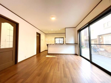 ���r���O �����𔒁~���ł܂Ƃ߂��Z�ݎ�̊������f����V���v�����_���ȃ��r���O�E�_�C�j���O�B�쑤�ɐ݂������C�h�E�C���h�E���疾�邢�z�����������݂܂��I���Ƒ������R�ƏW�܂�e���̃��r���O�ɂȂ肻���ł��ˁI