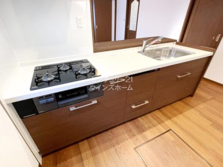 �L�b�`�� �V�X�e���L�b�`���͐V�K�����ς݂Ȃ̂Ńs�J�s�J�ł��B�������������r���O�ɂ��邲�Ƒ��Ƃ̉�b���e�ސl�C�̑Ζʎ����̗p���܂����I�r���g�C���H��@�ɏ򐅊킪�������ꂽ�g������̂悢�L�b�`���ł��I