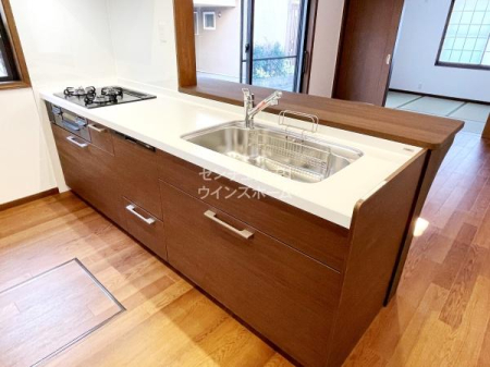 �L�b�`�� �������������Ȃ��悤�ɔz�u���ꂽ���K�ȃL�b�`���X�y�[�X�B�ڂ̑O�ɂ��Ƒ��̗l�q�������Ȃ��炨�������ł���z�u�́A�q��Ē��̂��ƒ�ɂ��s�b�^���ł��I�􂢕����e���r�����Ȃ���ł��܂��I