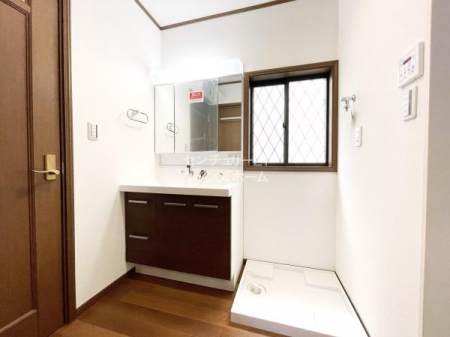 ���ʑ�E���ʏ� ���ʉ��ϑ�͑傫���Đ[�����ʃ{�E���ƈ����o����n���h�V�����[����������A�O�ʋ��^�̃V�����v�[�h���b�T�[�Ɍ������Ă��܂��I�L�b�`���̋߂��ɗ�������ʒE�ߏ���z�u�����Ǝ��������d�������Ԏ��v�����ł��I