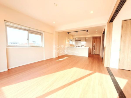 ���r���O LDK�͂��Ƒ����ꏏ�ɉ߂�����؂ȋ�Ԃł��B���������Ȃ���Ƒ��̊炪������ΖʃL�b�`���ƃ_�C�j���O�A�����Ăʂ�����������閾�邢���r���O�������A�Ƒ��̂₳�����J���[�܂�Ԏ��ƂȂ��Ă��܂��B