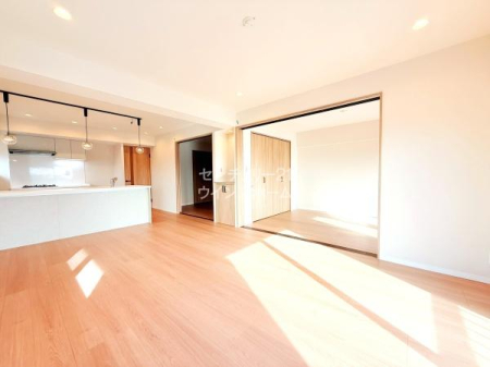 ���r���O ���Ƃ̎���ł���LDK��16���Ƃ����ˌ��Ă̂悤�ȍL�X�Ƃ������Z��Ԃ��m�ۂ��܂����I���Ƒ��ł������Ƃ��߂������������܂��B���ނ�N���X�𒣑ւ��郊�t�H�[���ς̃L���C�Ȃ������ŐV�z�C���𖡂킦�܂���I