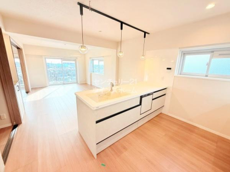 �L�b�`�� �L�b�`���̓r���g�C���H��@�������I�V���N�ƃR������ʁX�ɔz�u�����Z�p���[�g�L�b�`�����̗p���܂����I�V���N���͍L�X�Ƃ������[�N�g�b�v�ŉ������炦�␷��t�����͂��ǂ�܂��B�����l�ō�Ƃ���̂ɂ��֗��ł��I