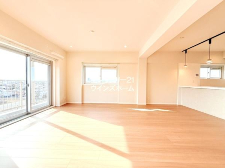 ���r���O �����𔒁~���œ��ꂵ���Z�ݎ�̊������f����V���v�����_����LDK�B�쑤�ɐ݂������C�h�E�E�C���h�E����z�����������ށA���邭�J���I�ȁw�Ƒ��ɂ₳�������r���O�x�ƂȂ��Ă��܂��I