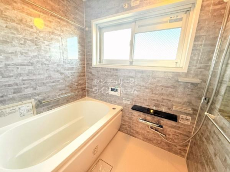 ���� �o�X���[���͈���̔���������났�̏ꏊ�ł��B�g�[�����@�t���ŉJ�̓��ȂǊO�Ɋ����Ȃ����͈ߗފ������Ƃ��Ă��劈��I�V�K�������Y��ɐ��܂�ς�������j�b�g�o�X�ŉ��K�ȃo�X�^�C�������y���݂��������I