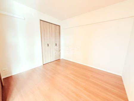 �m�� ���[�ɍ���Ȃ��悤�e�����ɃN���[�[�b�g���ݒu����Ă��܂��I�ו���u���ꏊ���m�ۂ����̂ł������̐������ڂ����₷���Ȃ�A���K�ȋ�Ԃ����肠���܂��B