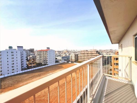 �Z�˂���̒��]�ʐ^ �V�C�̗ǂ����ɂ͐��󕨂��J���b�Ɗ�������悤�ȁA�z������̗ǂ������Ƀo���R�j�[��ݒu���܂����I8�K�̂������Ȃ̂Œʍs�l�Ȃǂ̖ڂɐG��ɂ����A�h�Ɩʂł����S���������̂��������ł��ˁB