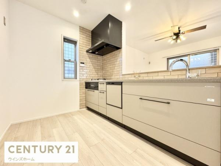 �L�b�`�� �V�K�����ς݃V�X�e���L�b�`���B�l�C�̑Ζʎ��L�b�`���̓��r���O�A�_�C�j���O����]�ł��܂��I�L�b�`���͍�ƃX�y�[�X���L�X�A���[�ɂ�����܂���I