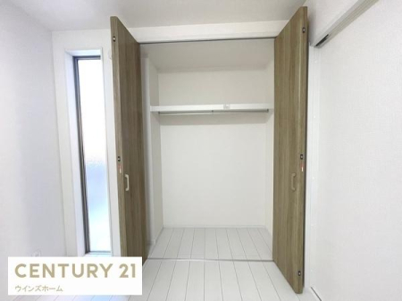 ���[ �N���[�[�b�g���S���ݒu����Ă��܂��I�ו���u���ꏊ���m�ۂ����̂ł������̐������ڂ����₷���Ȃ�A���K�ȋ�Ԃ����肠���܂��I