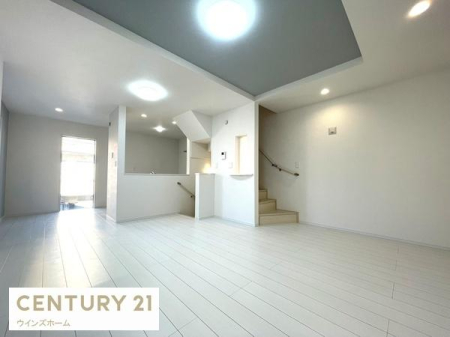 ���r���O 17������LDK�͉Ƒ��S�����������Ƃ��낰���Ԃł��B���r���O�ƃ_�C�j���O�����R�Ɏg���������邽�߁A�l�X�ȃ��C�t�X�^�C���ɑΉ����܂�!