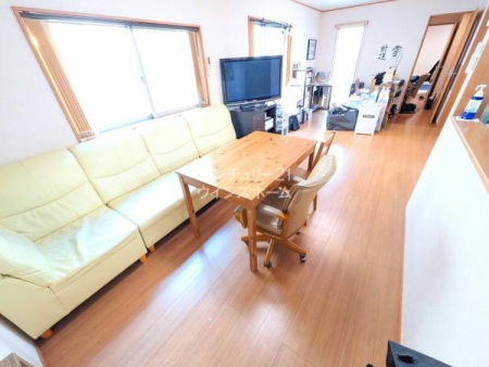 ���r���O ���Ƃ̎���ł���LDK��18���Ƃ������I�����������Ȃ���Ƒ��̊炪������ΖʃL�b�`���ƃ_�C�j���O�A�����Ăʂ�����������閾�邢���r���O�������A�Ƒ��̂₳�����J���[�܂�Ԏ��ƂȂ��Ă��܂��B