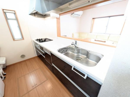 �L�b�`�� �L�b�`���͑Ζʎ������ǃt���I�[�v���ɂ͂����A�]�v�Ȃ��̂͌����Ȃ��悤�H�v���ꂽ�݌v�ɂȂ��Ă��܂��B�������������Ȃ��悤�ɔz�u���ꂽ���K�ȃL�b�`���X�y�[�X�ł��I