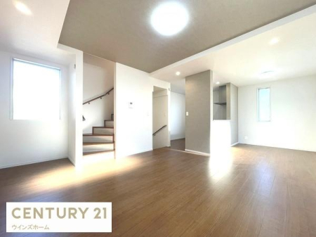 ���r���O 18������LDK�͉Ƒ��S�����������Ƃ��낰���Ԃł��B���r���O�ƃ_�C�j���O�����R�Ɏg���������邽�߁A�l�X�ȃ��C�t�X�^�C���ɑΉ����܂�!