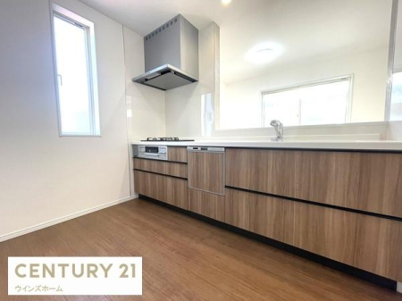 �L�b�`�� ���������ӂ��V�X�e���L�b�`���B�L�x�Ȏ��[�ŉƎ����X���[�Y�B�����̗����������I�ɁA�Ƒ��Ƃ̎��Ԃ������Ƒ�؂ɂł����Ԃł��B