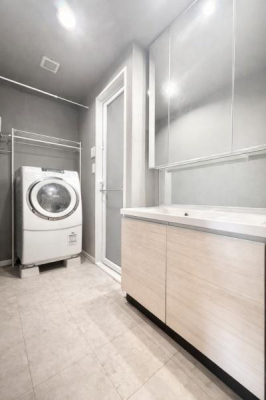 ���ʑ�E���ʏ� ���̎x�x��Ǝ����X���[�Y�ɂ��Ȃ���z�u�B�O�ʋ��̎��[��Ɨ���������@�u��ȂǁA����̎g���₷������������m�ۂ���Ă��܂��B��CG�ɂĉו��������Ă���܂��B