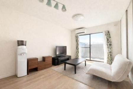 ���r���O ���邭�J���I�ȃ��r���O�����́B���R���ɕ�܂��S�n�悢��ԂŁA���X�̕�炵�����L���ɂȂ�܂��B��CG�ɂĉו��������Ă���܂��B