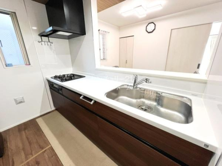 �L�b�`�� �V�X�e���L�b�`���̓r���g�C���򐅊�������������@�\�^�C�v�I�������������Ƒ��Ƃ̃R�~���j�P�[�V�������e�ޑΖʎ����̗p���܂����I�������������Ȃ��悤�ɔz�u���ꂽ�L�b�`���ŉ��K�ɂ��������ł��܂��B