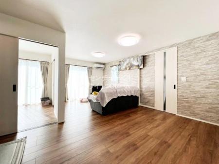 ���r���O LDK�͕ǂ̈ꕔ���A�N�Z���g�N���X�ɂ����X�^�C���b�V���ł������ȋ�Ԃł��B���C�h�E�C���h�E�ōL���E���邭�E�J���I�ȁA���Ƒ������R�ƏW�܂�e���̃��r���O�����񋟂��܂��I