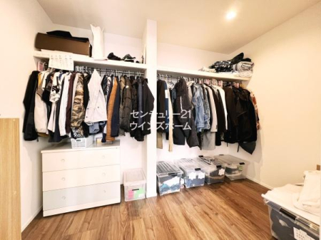 ���[ 2�K�̗m�����ꂼ��ɃE�H�[�N�C���N���[�[�b�g��ݒu�I���̖��̒ʂ�g�����Ē��ɓ��邱�Ƃ��ł���h��e�ʂ̃N���[�[�b�g�ł��B���i����m�����炩���΂�G�ߕ��A�u���ꏊ�ɍ���X�[�c�P�[�X�Ȃǂ����[�ł��܂��I