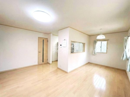 ���r���O LDK�͂��Ƒ����ꏏ�ɉ߂�����؂ȋ�Ԃł��I�����������Ȃ���Ƒ��̊炪������ΖʃL�b�`���ƃ_�C�j���O�A�����Ăʂ�����������閾�邢���r���O�������A�Ƒ��̂₳�����J���[�܂�Ԏ��ƂȂ��Ă��܂��B