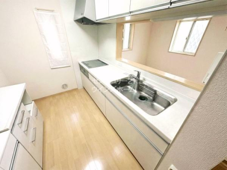 �L�b�`�� �V�X�e���L�b�`���̓r���g�C���򐅊�EIH�N�b�L���O�q�[�^�[�E���炩�Ȍ`��̃��C�h�V���N�ȂǍ��@�\�^�C�v�ł��I�Ζʎ��ł����������Ȃ��烊�r���O�ɂ��邲�Ƒ��Ƃ̉�b���y���߂�A����ȋ�Ԃ����񋟂��܂��B