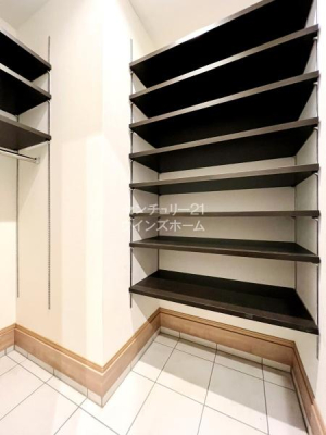 ���� ���ւɂ͑�^�̃V���[�Y�C���N���[�N��ݒu���܂����I���i�����C����G�ߊO�̌C�A���ʂ̓��p�̌C�܂ł����Ղ���[�ł��܂��I�x�r�[�J�[��S���t�o�b�O�A�A�E�g�h�A�O�b�Y����u���Ă����̂ɂ��d�󂵂����ł��B