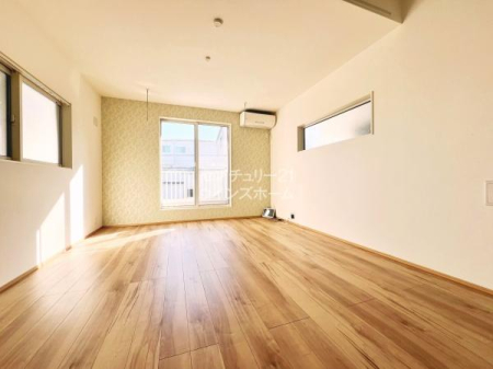 ���r���O LDK�͕ǂ̈ꕔ���A�N�Z���g�N���X�ɂ����X�^�C���b�V���ł������ȋ�Ԃł��B���C�h�E�C���h�E�ōL���E���邭�E�J���I�ȁA���Ƒ������R�ƏW�܂�e���̃��r���O�����񋟂��܂��I