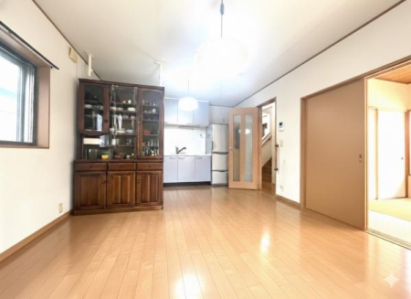 ���r���O 12����LDK�͂������Ƃ��낰���Ԃł��B���r���O�ƃ_�C�j���O�����R�Ɏg���������邽�߁A�l�X�ȃ��C�t�X�^�C���ɑΉ����܂�!