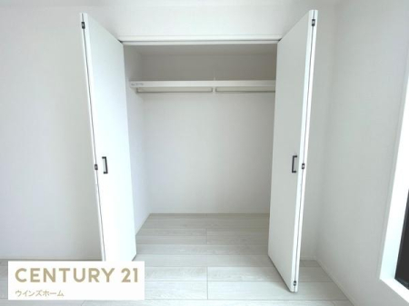 ���[ �N���[�[�b�g���ݒu����Ă��܂��I�ו���u���ꏊ���m�ۂ����̂ł������̐������ڂ����₷���Ȃ�A���K�ȋ�Ԃ����肠���܂��I