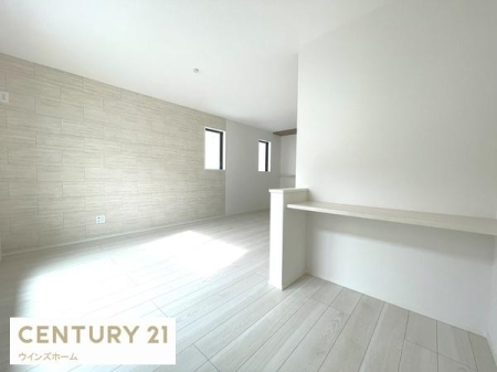 ���r���O 16.5���̍L�XLDK�͉Ƒ��S�����������Ƃ��낰���Ԃł��B�J�E���^�[��݂��Ă���A���q���܂̕׋��X�y�[�X�⃊���[�g���[�N�Ȃǎg�����͎��R���݂ł��B