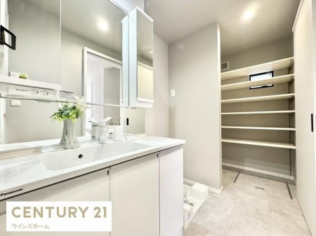 ���ʑ�E���ʏ� ���ʎ��ɂ́A�����̈ߗނ�^�I�����X�b�L�����[�ł���u���l���X�y�[�X�v���ݒu����A���K�ȃT�j�^���[��Ԃ����������܂��I