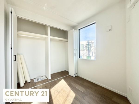 ���[ �N���[�[�b�g���S���ݒu����Ă��܂��I�ו���u���ꏊ���m�ۂ����̂ł������̐������ڂ����₷���Ȃ�A���K�ȋ�Ԃ����肠���܂��I