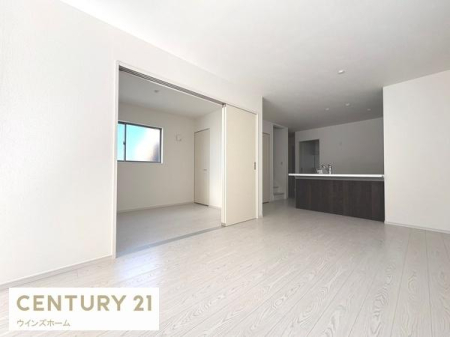 ���r���O LDK��21.7���ƍL�X�I�R�~���j�P�[�V���������₷����Ԑ݌v�I���H�������_�C�j���O�X�y�[�X�A���낰�郊�r���O�X�y�[�X�̗�����������m�ۂ���Ă��܂��B