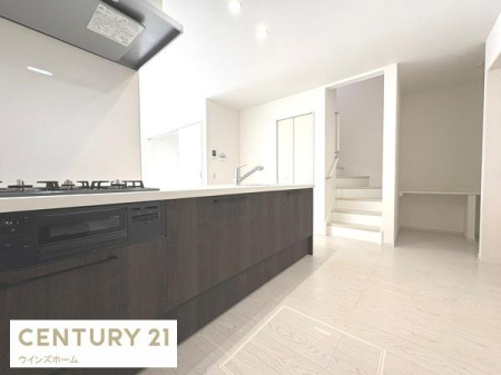 �L�b�`�� �X�^�C���b�V���ȃV�X�e���L�b�`���́A���[�͂Ƌ@�\�������˔����A�������y�����Ȃ��ԁB���r���O�ƂȂ��郌�C�A�E�g�����͂ł��B�L�b�`�����ɂ͕֗��ȃX�^�f�B�J�E���^�[�t���I