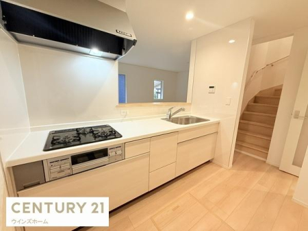 �L�b�`�� �l�C�̑Ζʎ��L�b�`���̓��r���O�A�_�C�j���O����]�ł��܂��I�L�b�`���͍�ƃX�y�[�X���L�X���Ă�����[�ɂ�����܂���I