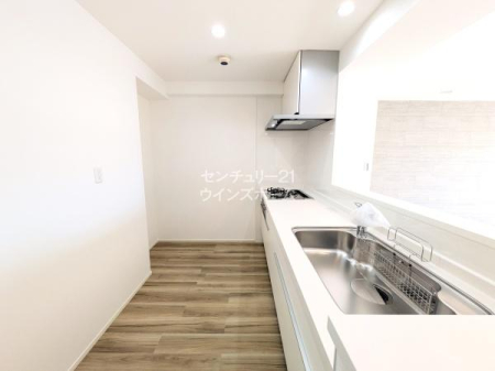 �L�b�`�� �L�b�`�����烊�r���O�S�̂����n���܂��B�ڂ̑O�ɂ��Ƒ��̗l�q�������Ȃ��炨�������ł���z�u�́A�q��Ē��̂��ƒ�ɂ��s�b�^���I�􂢕����e���r�����Ȃ���ł��܂��I
