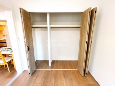 ���[ ���[�ɍ���Ȃ��悤�e�m���ɃN���[�[�b�g���ݒu����Ă��܂��I�ו���u���ꏊ���m�ۂ����̂ł������̐������ڂ����₷���Ȃ�A���K�ȋ�Ԃ����肠���܂��B