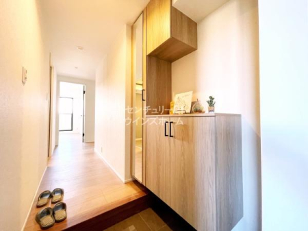 ���� �Ƃ̑���ۂ����߂�G���g�����X�͂����L���C�ɂ��Ă����������́B�����Ō��ւɂ͎��[�͂̍����V���[�Y�{�b�N�X���������܂����I�ʐ^�̂悤�ɃJ�E���^�[�����ɂ��Ԃ⏬���������Ă������ł��ˁB