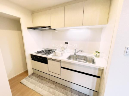 �L�b�`�� �V�X�e���L�b�`���͐H��@�Ə򐅊�������������@�\�^�C�v�ɐV�K�����ς݁I�������ɏW���ł���Ǖt���^�C�v���̗p���܂����I�������������Ȃ��悤�z�u���ꂽ���K�ȃL�b�`���X�y�[�X�ƂȂ��Ă��܂��B